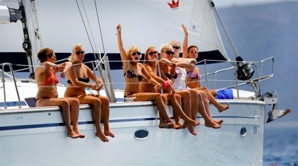 Пьяные девки катаются на яхте